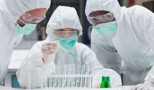 Gefahrstoffkonzentration in der Luft prüfen Labormitarbeiter an Reagenzgläsern