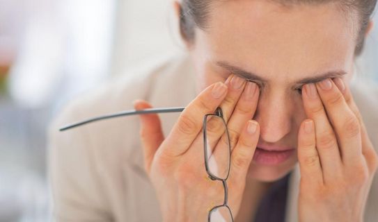 Augenentspannung am Arbeitsplatz Frau reibt sich die Augen