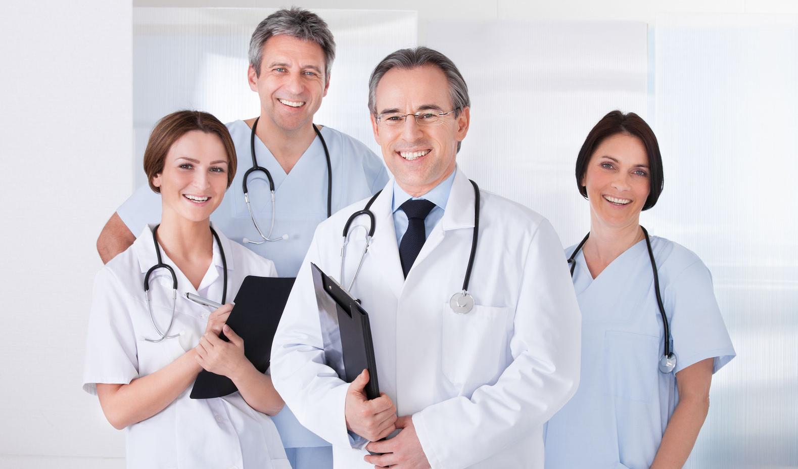 Ihre Praxis in besten Händen Ärzte mit Stethoskop und Klemmbrett