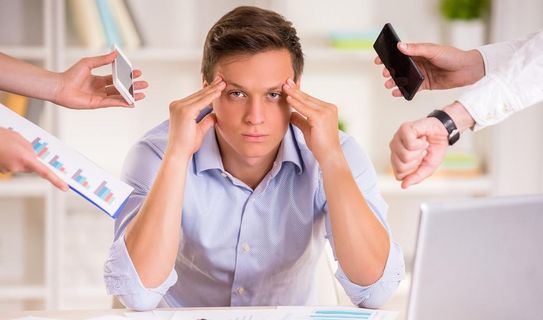 Psychische Belastungen am Arbeitsplatz nicht unterschätzen Gestresster Mitarbeiter