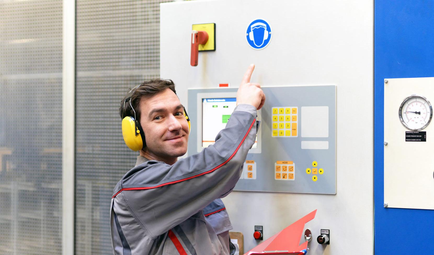 Wenn Lärm zur Gefahr wird Arbeiter mit Gehörschutz