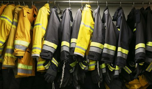 Brandschutz ist wichtig Einsatzbekleidung für Feuerwehr auf Kleiderstange