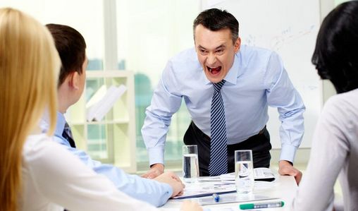 Wenn Konflikte eskalieren... Aufgebrachter Mitarbeiter in Besprechung